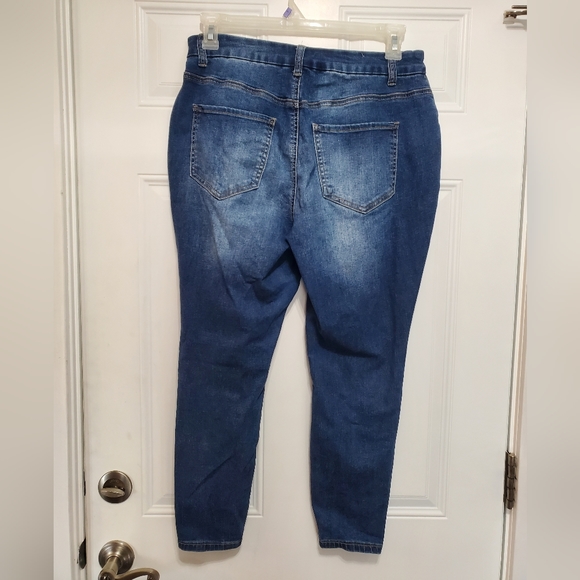 RUE 21 CURVY Mid-Rise Ankle Distressed Jeggings - Picture 14 of 16